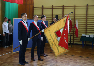 dzien edukacji narodowej - uczniowie ze sztandarem